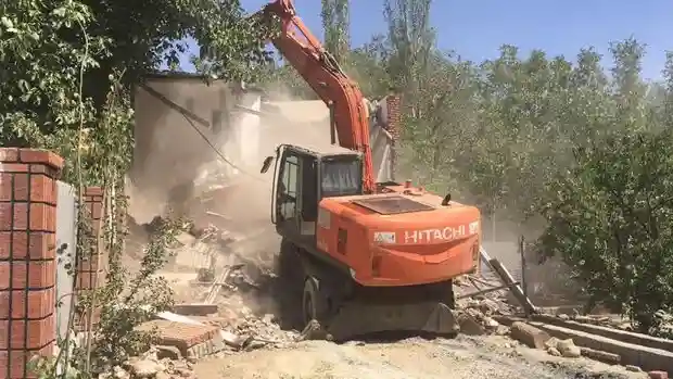 ۱۶ بنای غیرمجاز در اراضی کشاورزی آزادشهر قلع و قمع شد