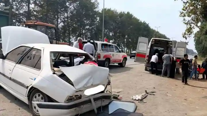 ۱۱ مصدوم درپی تصادف زنجیره‌ای ۳ خودرو