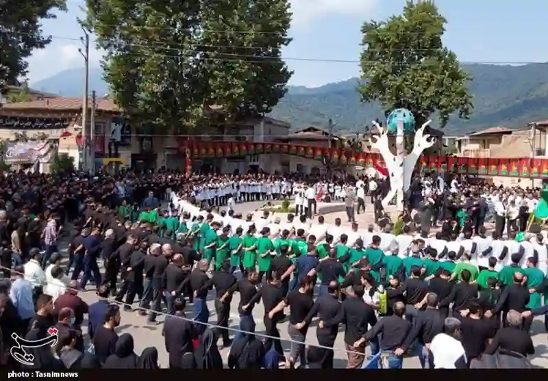 مراسم سنتی عزاداری کمر به‌ کمر در شهرستان رامیان + تصویر