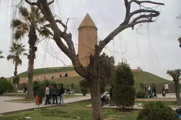 شادمانه‌های نوروزی به وقت افطار در جوار بلندترین گنبد آجری جهان