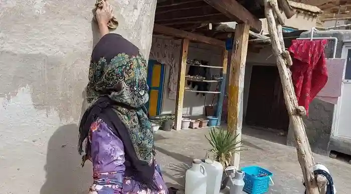 گِل‌مالی خانه‌ها؛ آیین استقبال از نوروز در روستای  فارسیان گلستان+ فیلم